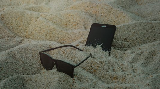 Sur la plage abandonnée, coquillages et liens 4G !